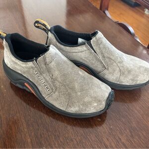 Merrell Women Suede Gray Slip-On Loafers Excellent Pre Owned Condition Size-6